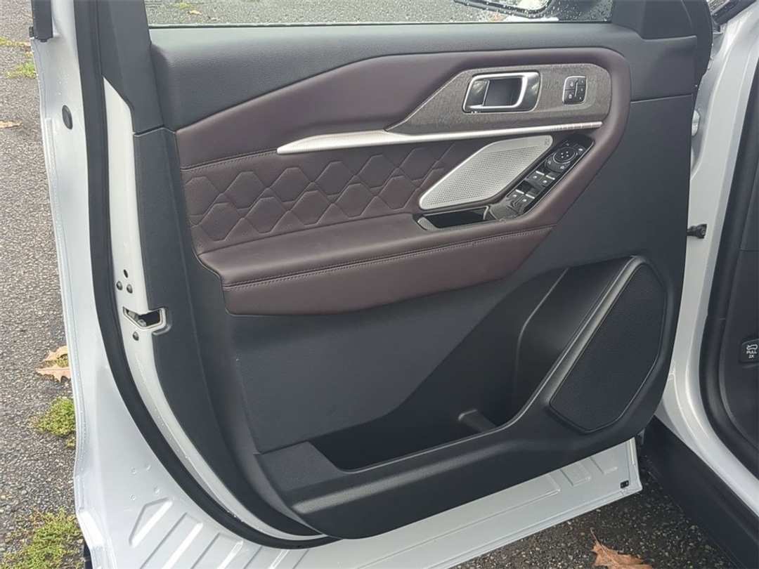 2026 Ford Explorer Platinum - Image 9