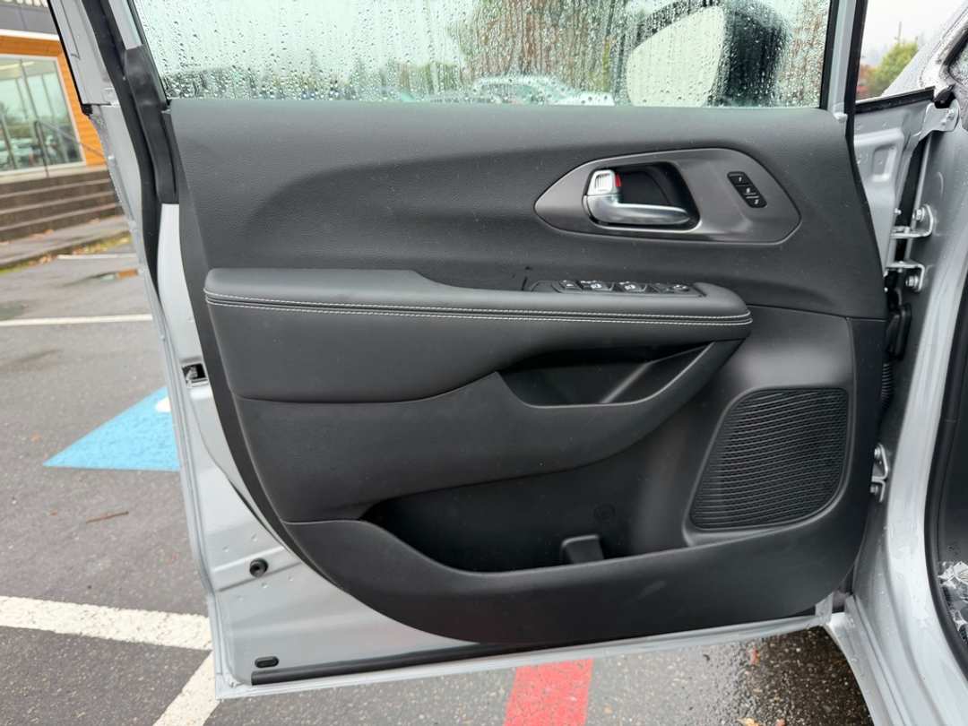 2026 Chrysler Pacifica Select - Image 12