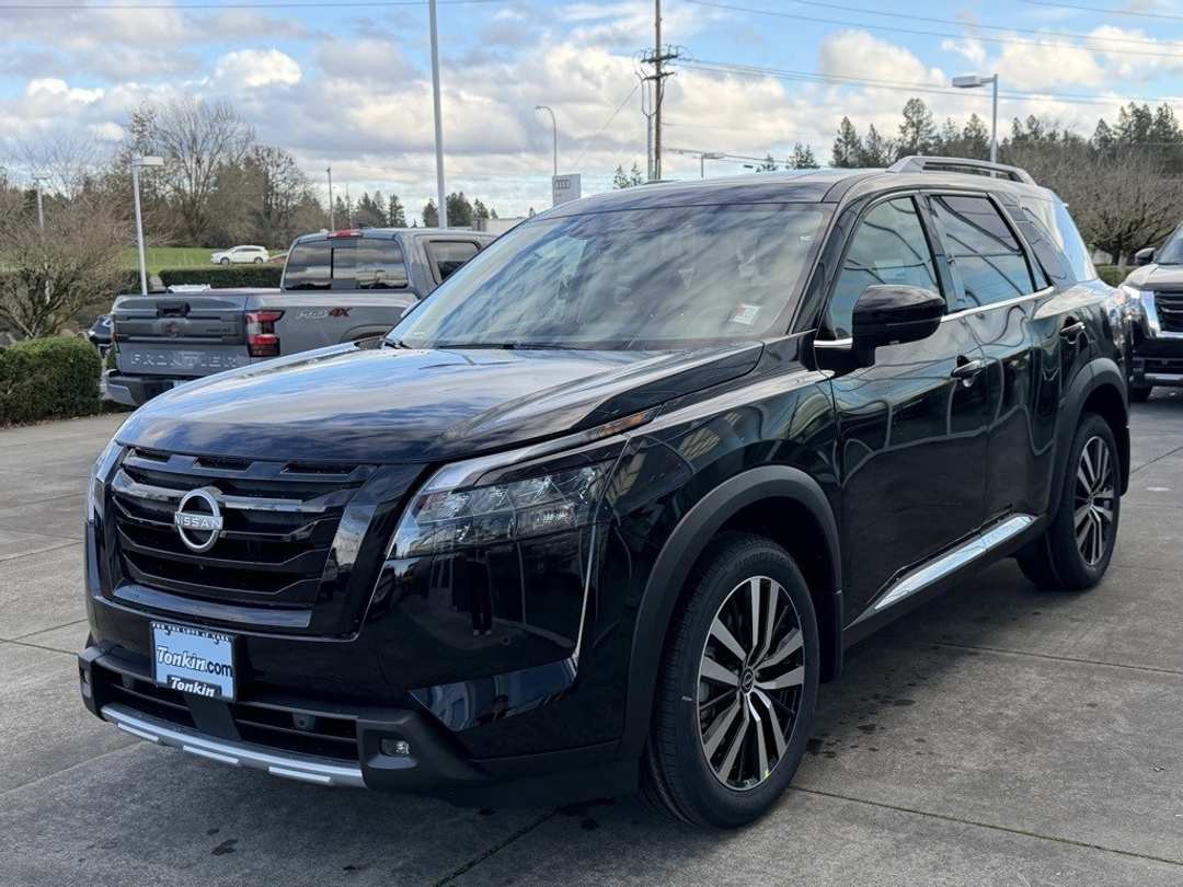 2025 Nissan Pathfinder Platinum - Image 4