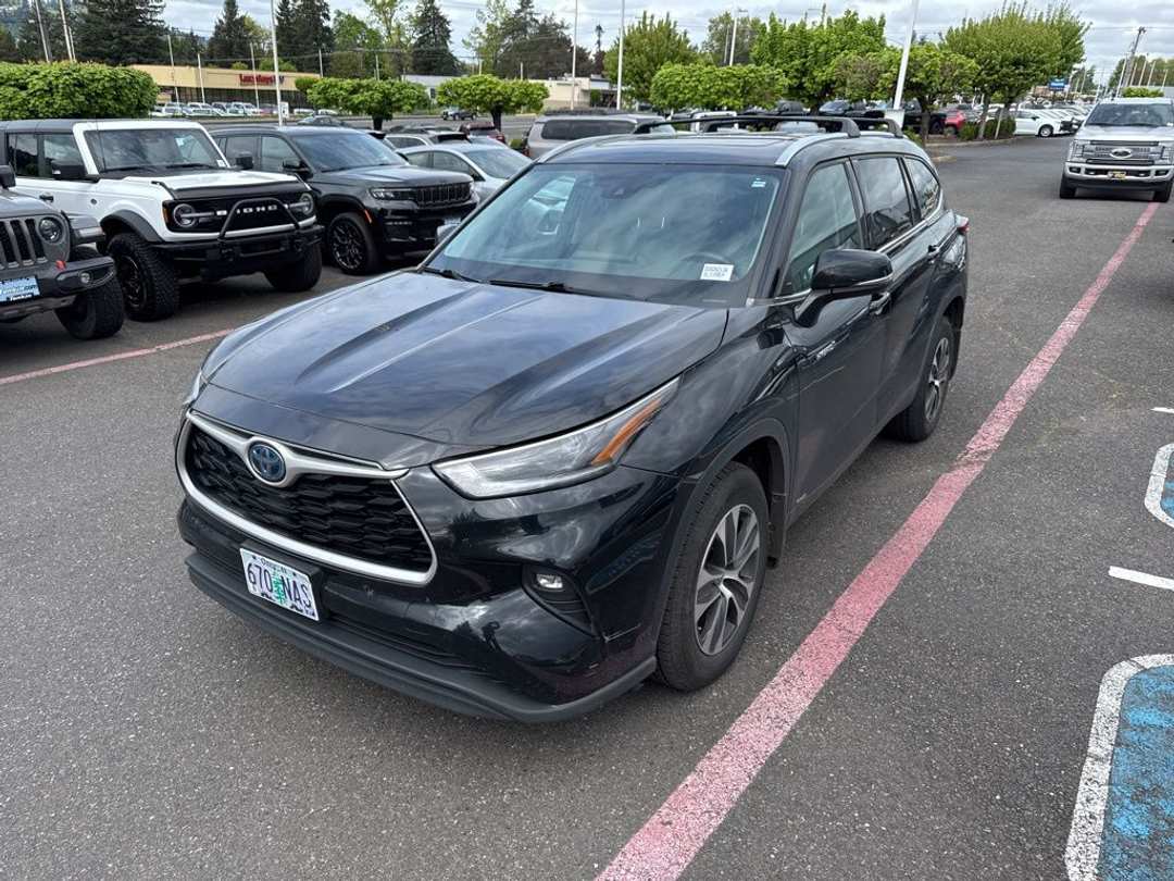 2021 Toyota Highlander XLE - Image 3