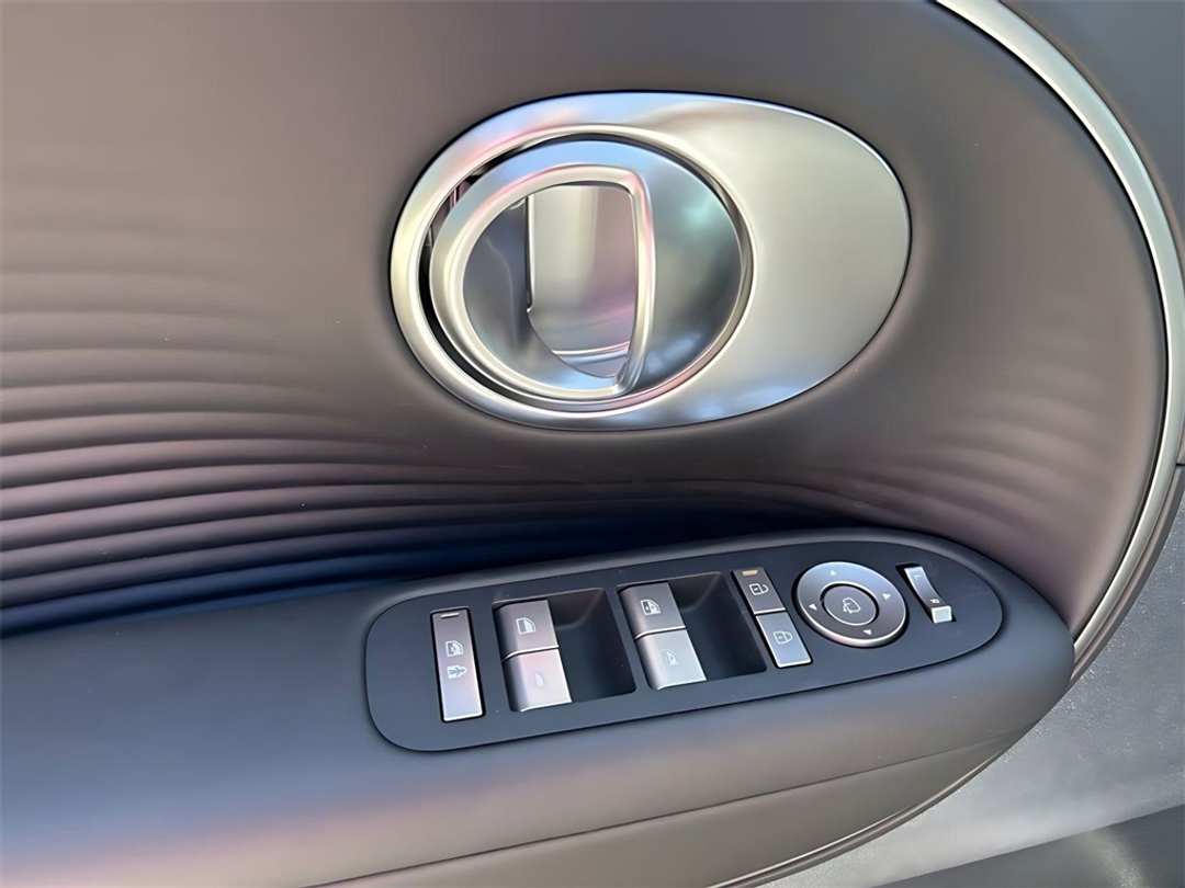 2026 Hyundai Ioniq 9 SEL - Image 11