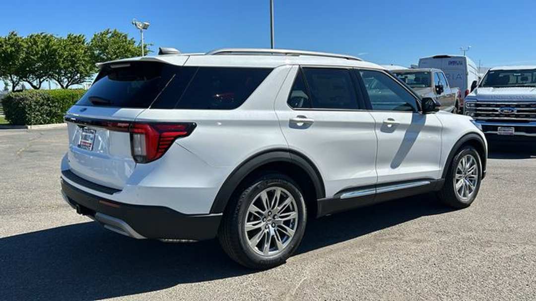 2026 Ford Explorer Platinum - Image 3