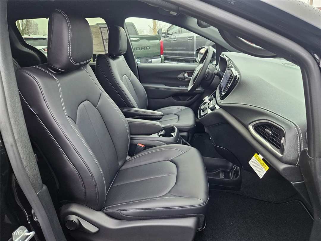 2026 Chrysler Pacifica Select - Image 38