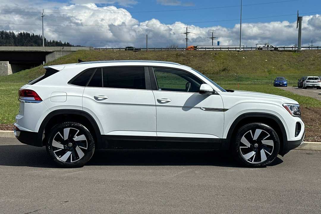2025 Volkswagen Atlas Cross Sport 2.0T SE w/Technology - Image 2