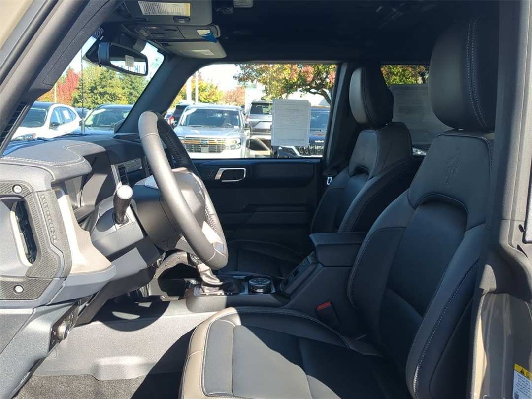 2025 Ford Bronco Outer Banks - Image 12