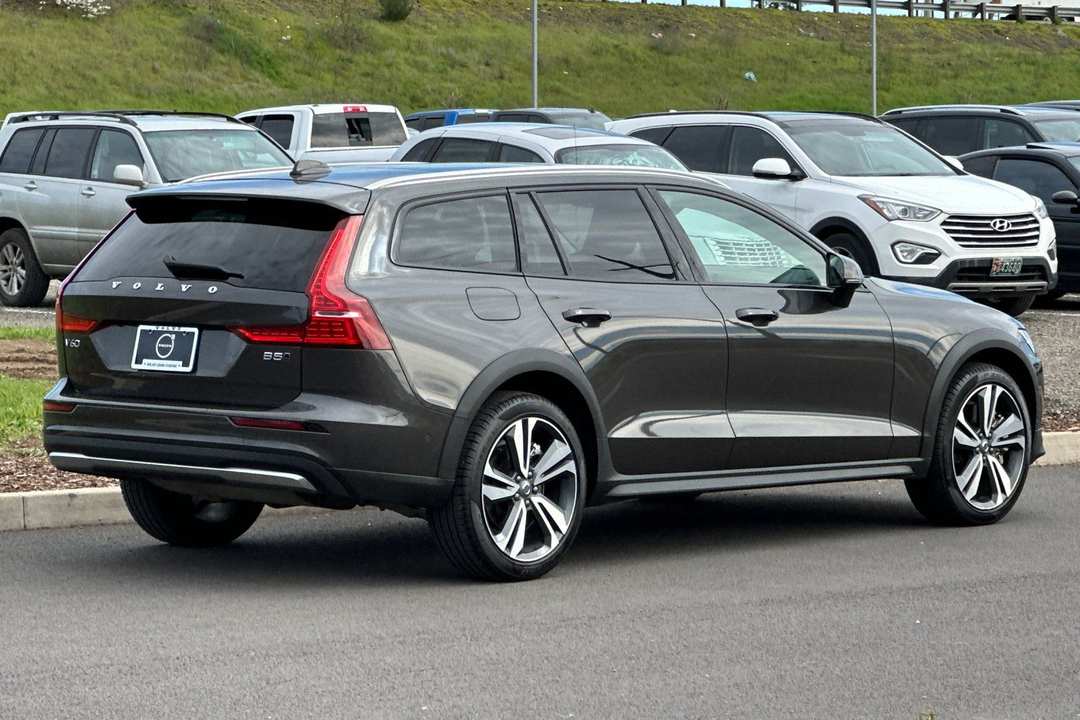 2025 Volvo V60 Cross Country B5 Plus - Image 3