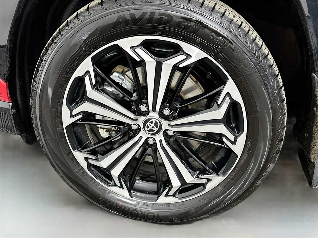 2025 Toyota Rav4 XSE - Image 33