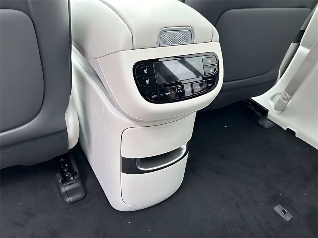 2026 Hyundai Ioniq 9 Performance Limited - Image 25