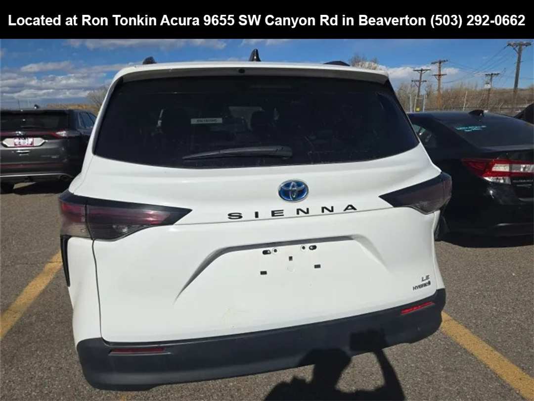 2023 Toyota Sienna LE - Image 5