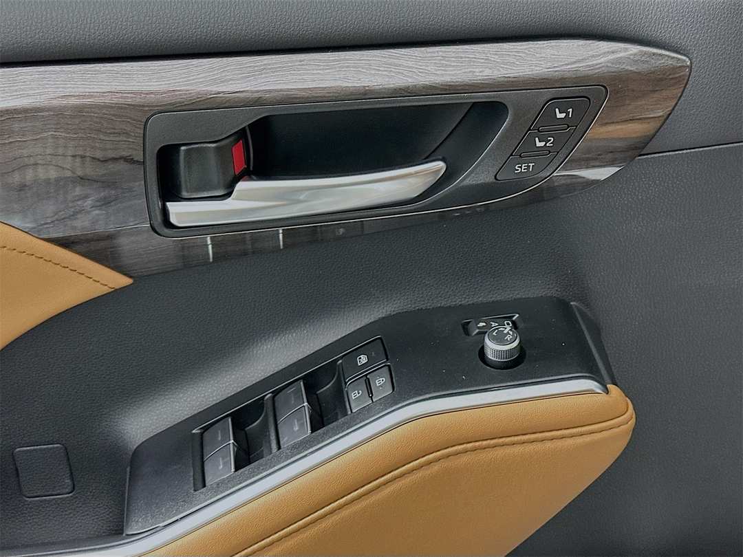 2026 Toyota Highlander Platinum - Image 18