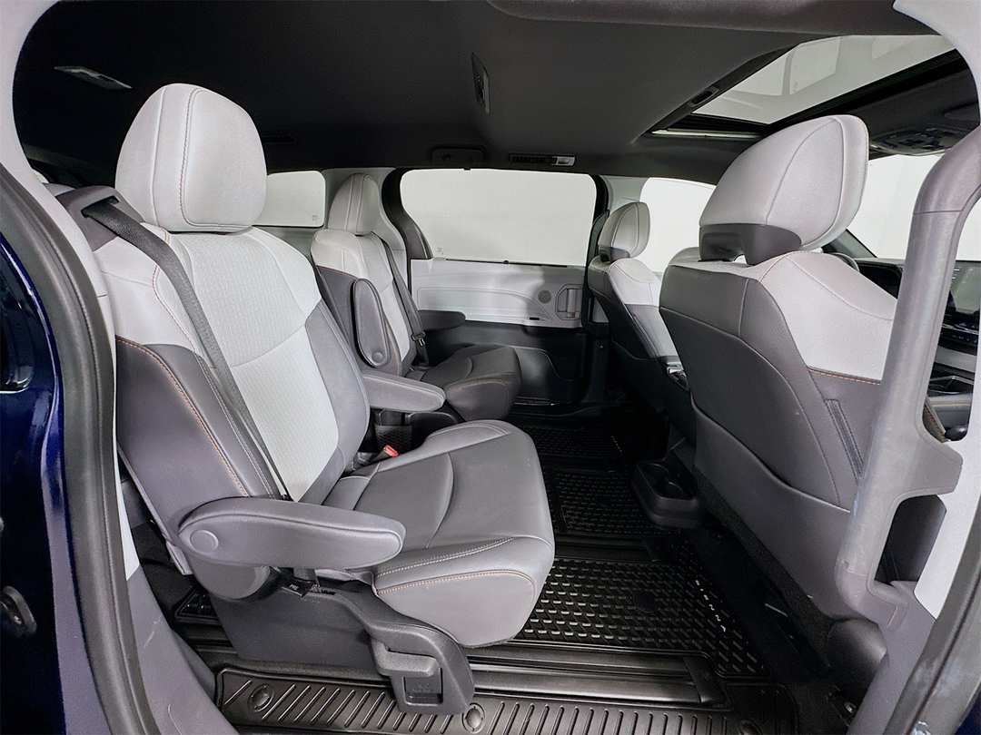 2022 Toyota Sienna XSE - Image 29