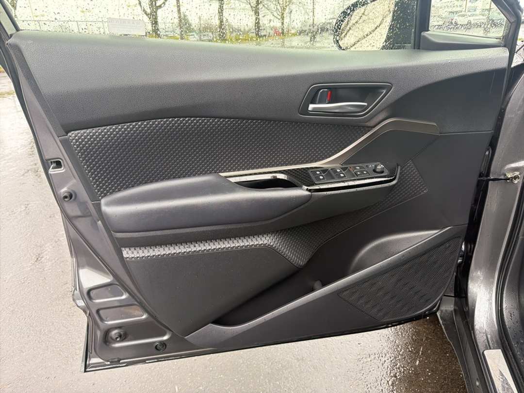 2019 Toyota C-Hr XLE - Image 12