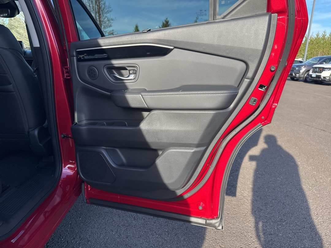 2025 Honda Pilot Touring - Image 18