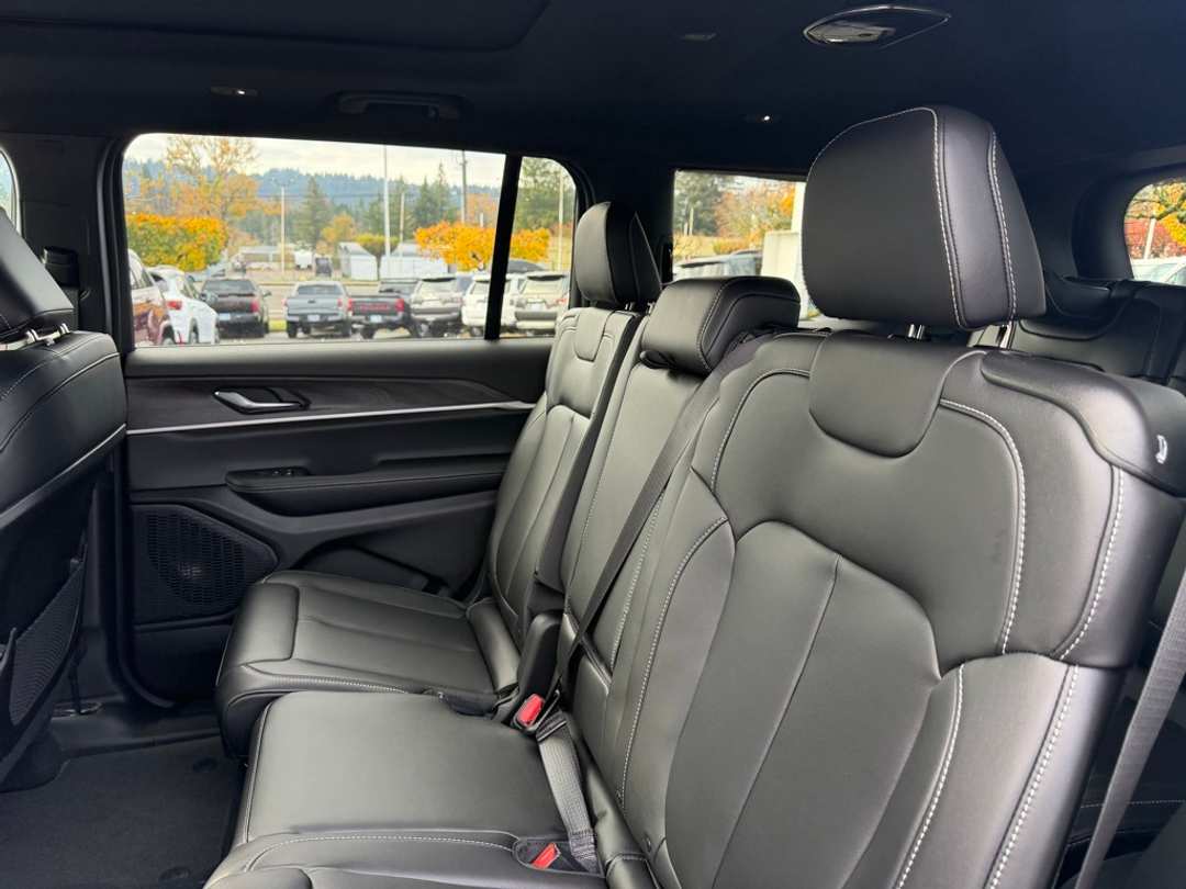 2025 Jeep Grand Cherokee L Limited - Image 30