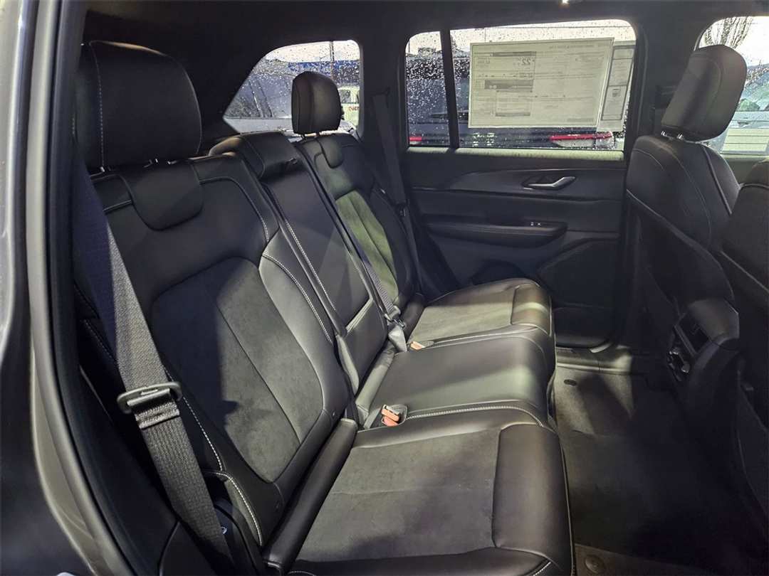 2025 Jeep Grand Cherokee Altitude X - Image 33