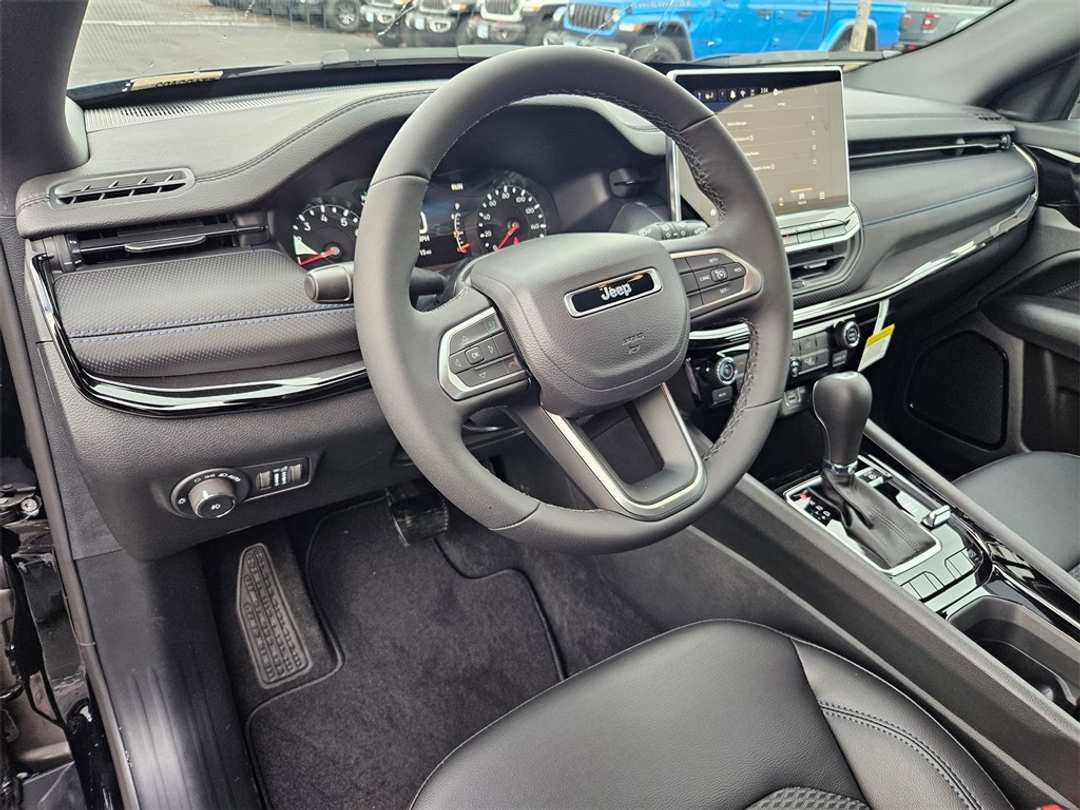 2026 Jeep Compass Latitude - Image 13