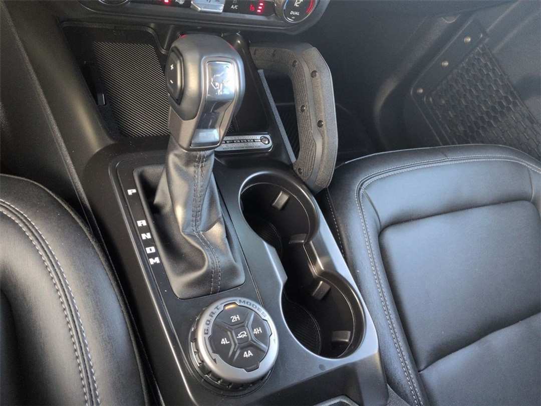 2025 Ford Bronco Badlands - Image 16