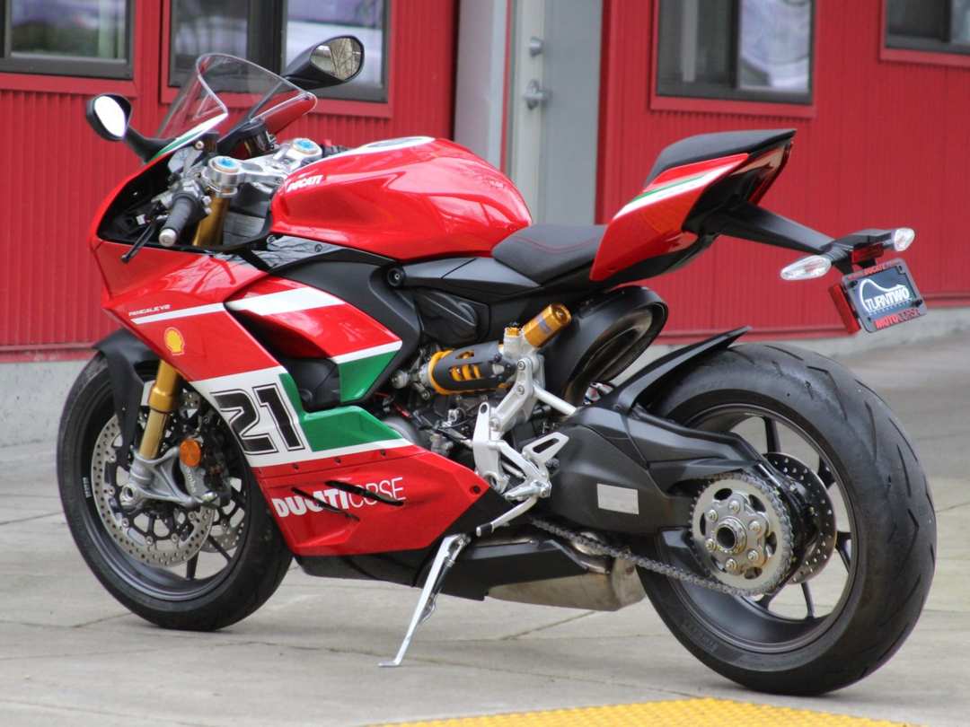 2023 Ducati Panigale V2 Bayliss 1St Championship 20Th Anniversary - Image 2