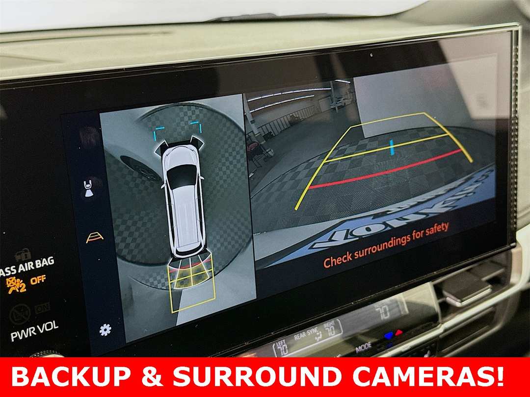 2025 Toyota Sienna Platinum - Image 18