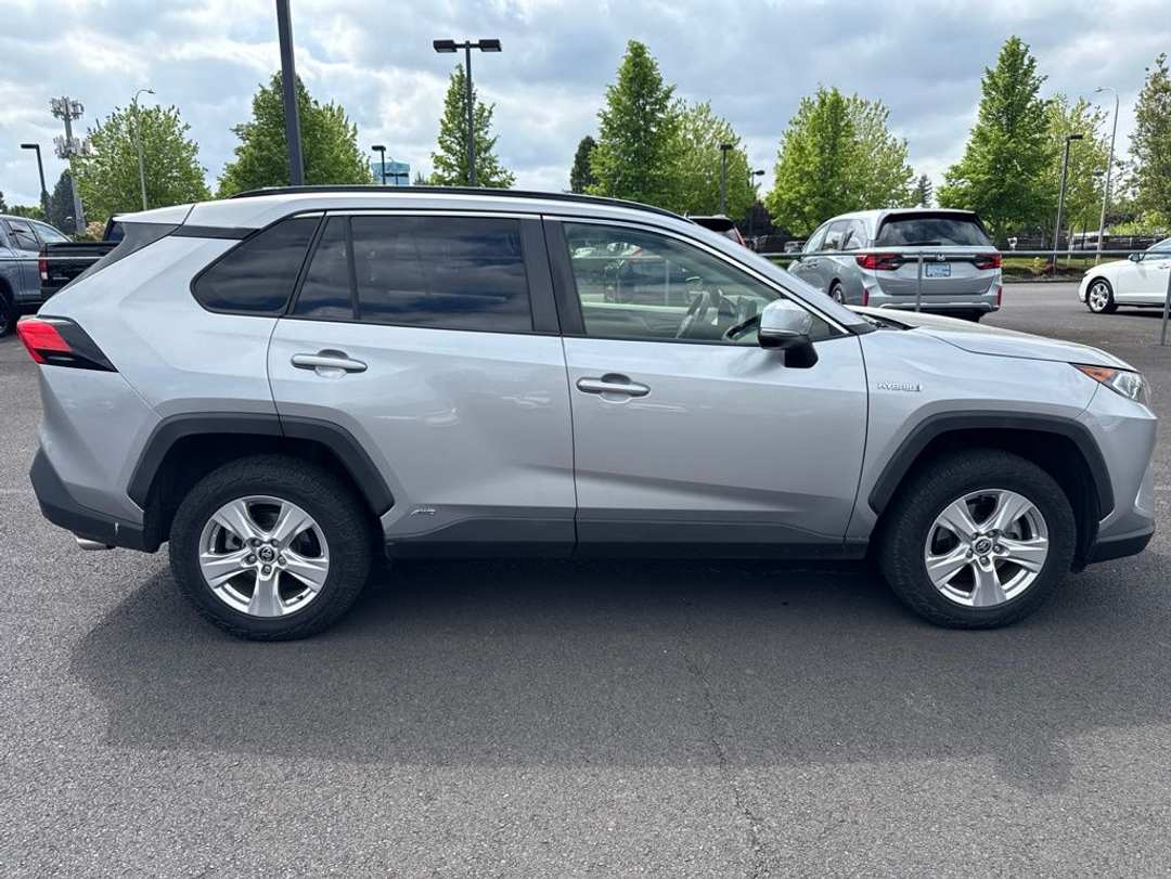 2020 Toyota Rav4 XLE - Image 2