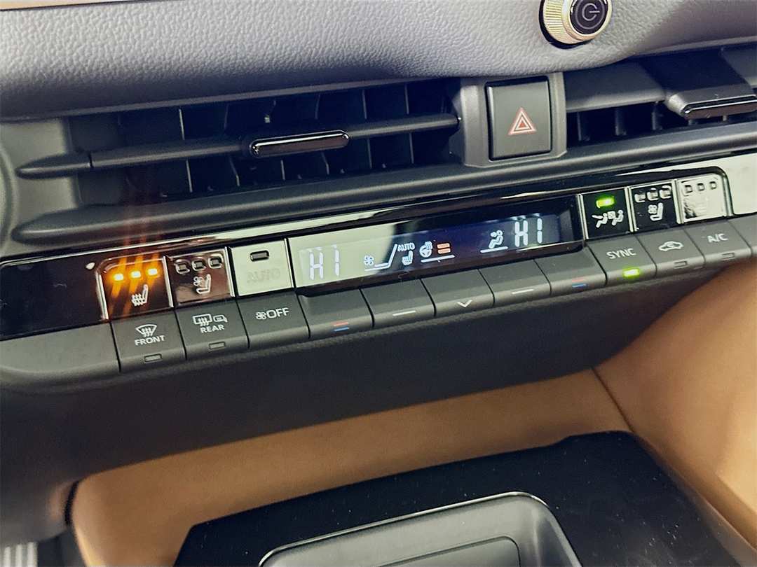 2025 Toyota Crown Signia Limited - Image 16