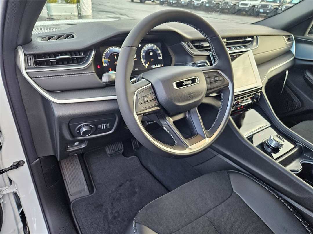 2025 Jeep Grand Cherokee Altitude X - Image 13