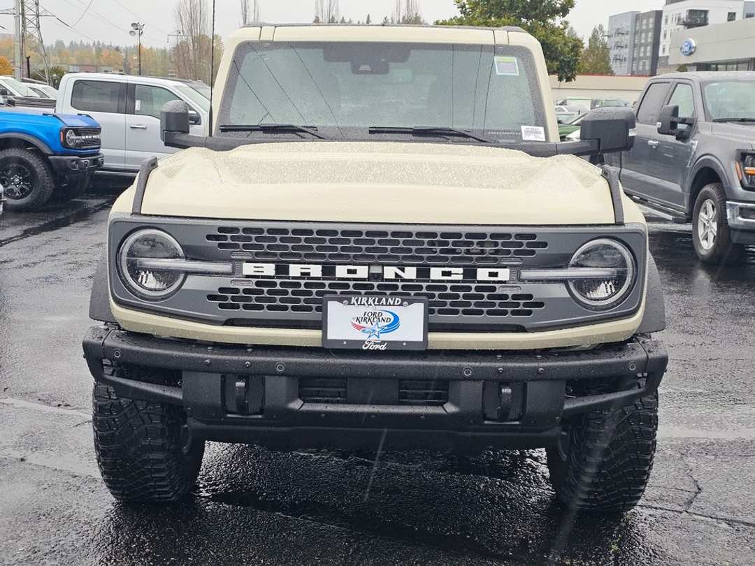 2025 Ford Bronco Badlands - Image 2