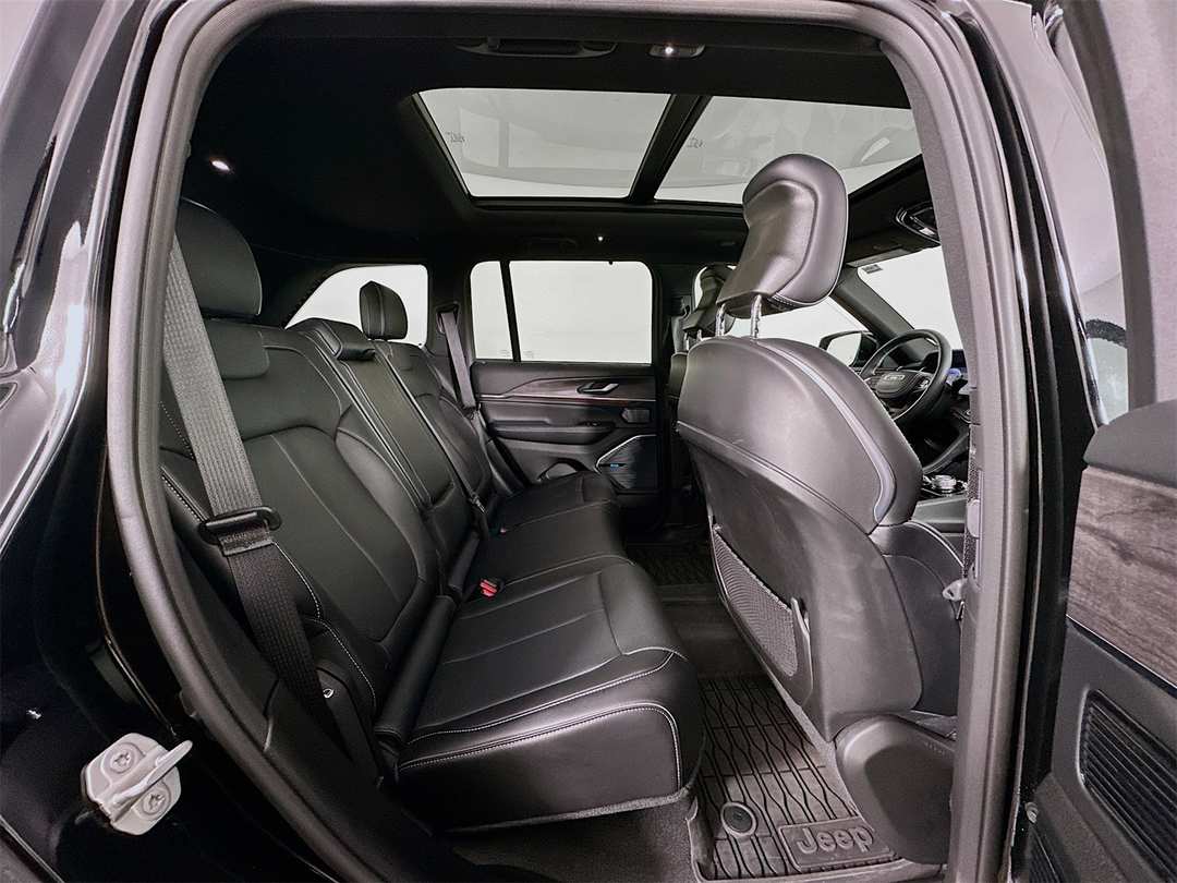 2022 Jeep Grand Cherokee Overland - Image 29