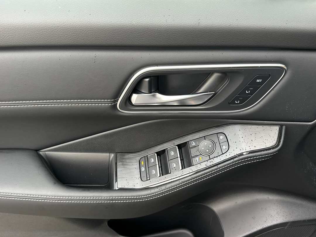 2026 Nissan Rogue Platinum - Image 10