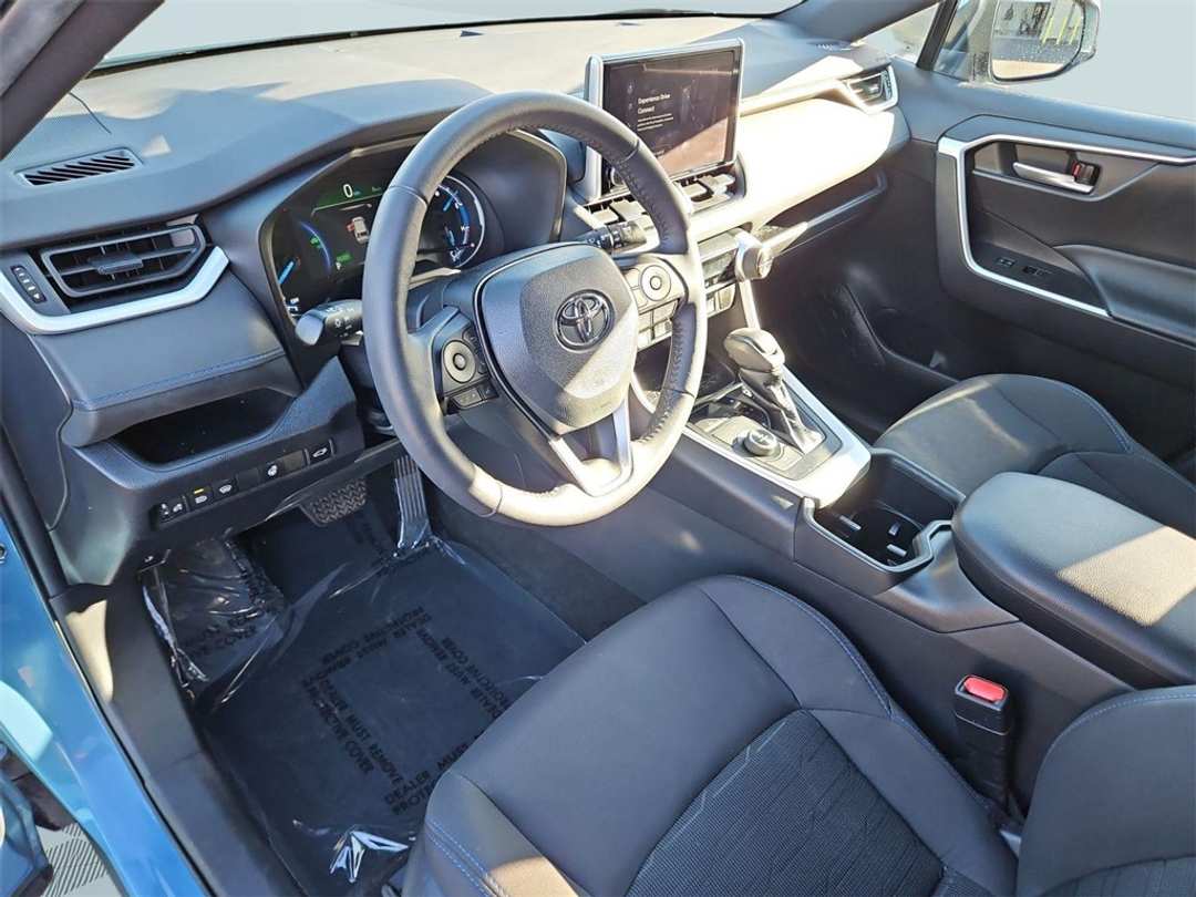 2023 Toyota Rav4 SE - Image 13