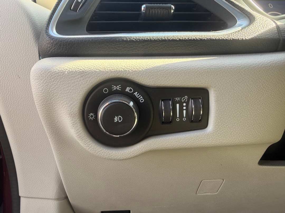 2018 Chrysler Pacifica Limited - Image 31