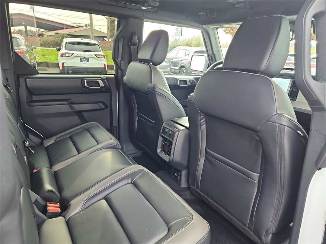 2025 Ford Bronco Outer Banks - Image 31