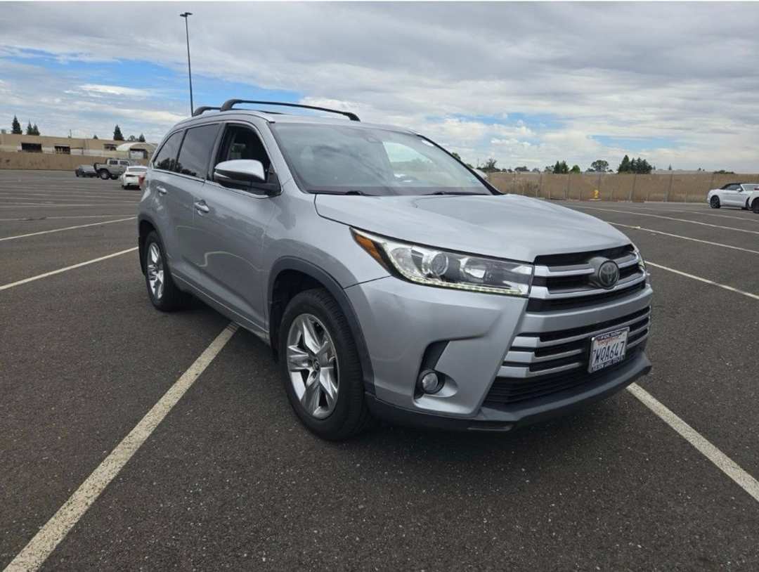 2017 Toyota Highlander - Image 2