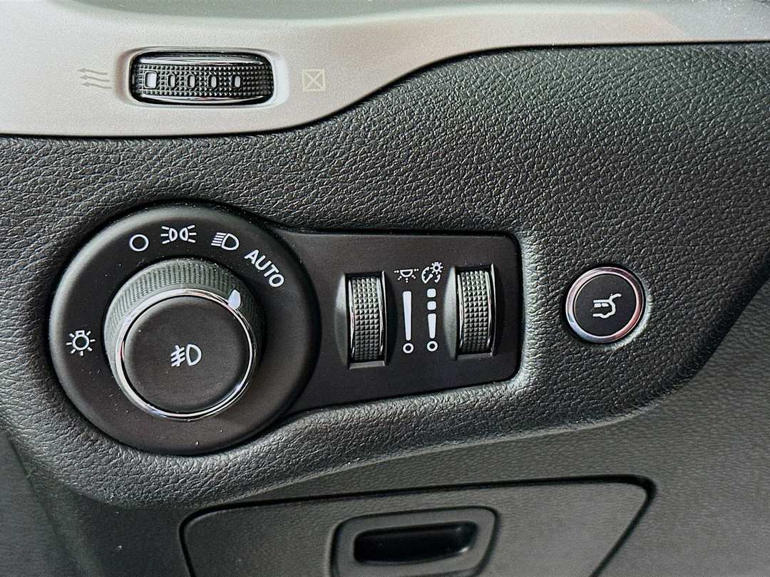 2018 Jeep Cherokee Latitude Plus - Image 11