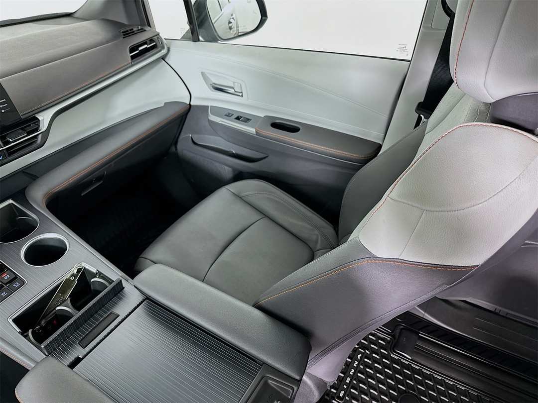 2022 Toyota Sienna XSE - Image 24