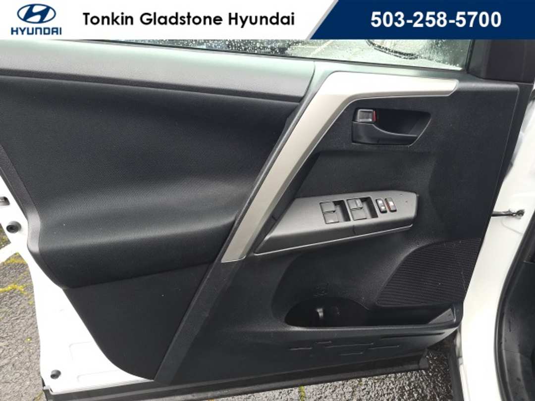 2017 Toyota Rav4 LE - Image 8