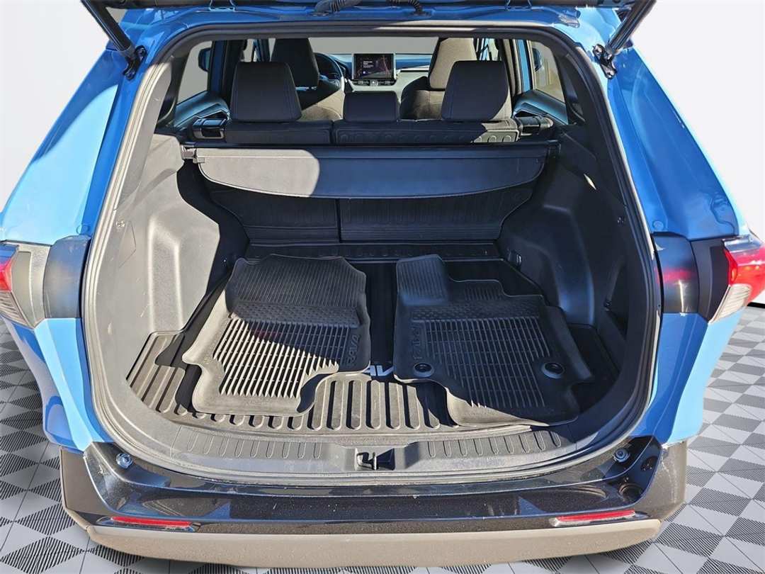 2023 Toyota Rav4 SE - Image 23
