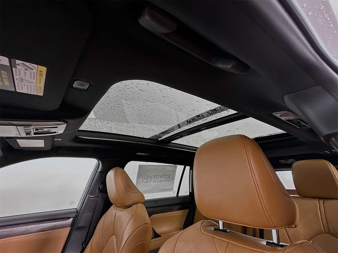 2026 Toyota Highlander Platinum - Image 23