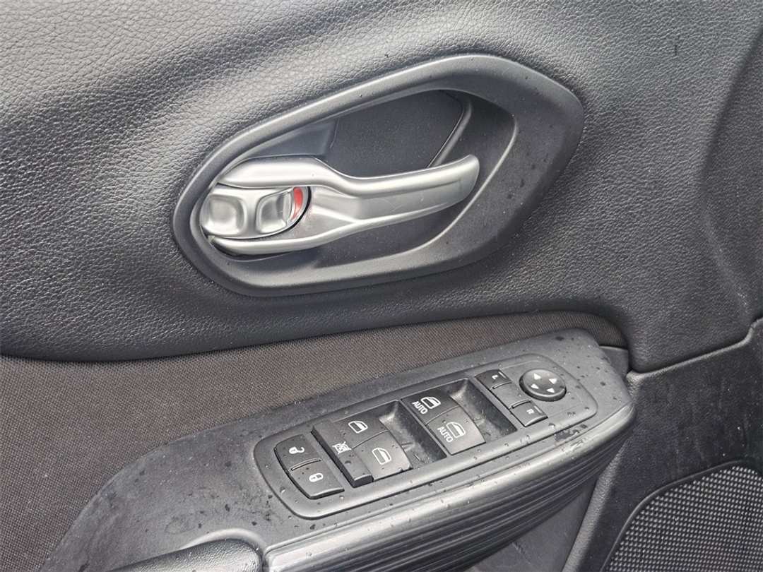 2016 Jeep Cherokee Latitude - Image 11