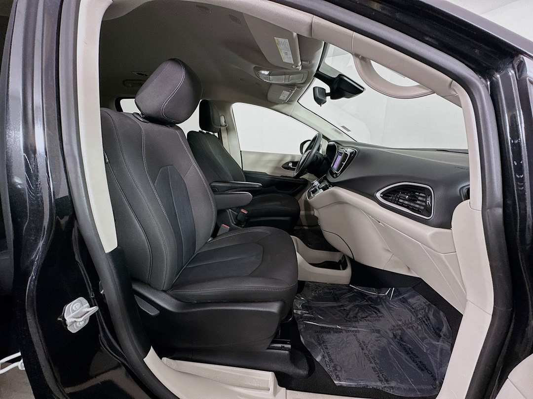 2023 Chrysler Voyager LX - Image 28