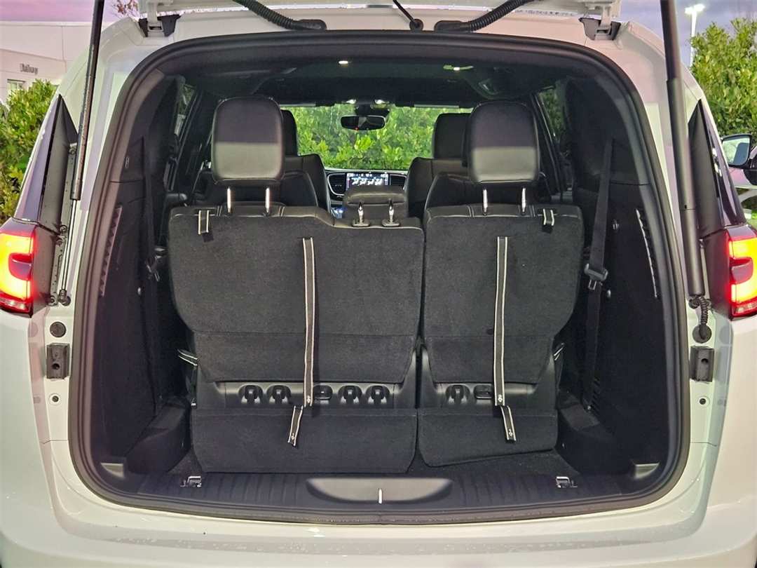 2026 Chrysler Pacifica Select - Image 32