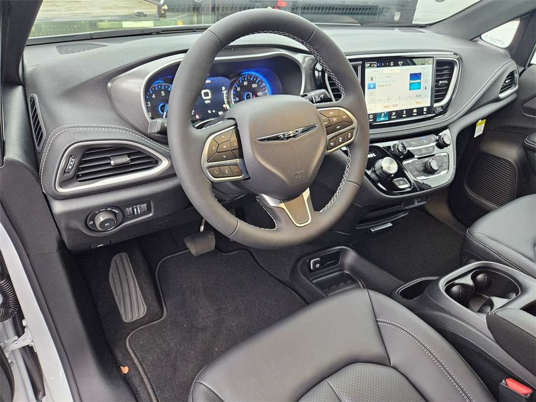2026 Chrysler Pacifica Select - Image 13
