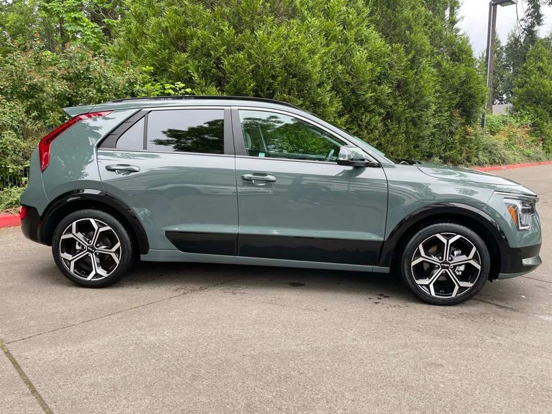 2024 Kia Niro EX Touring - Image 3