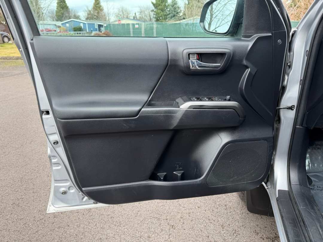 2020 Toyota Tacoma TRD Sport - Image 12