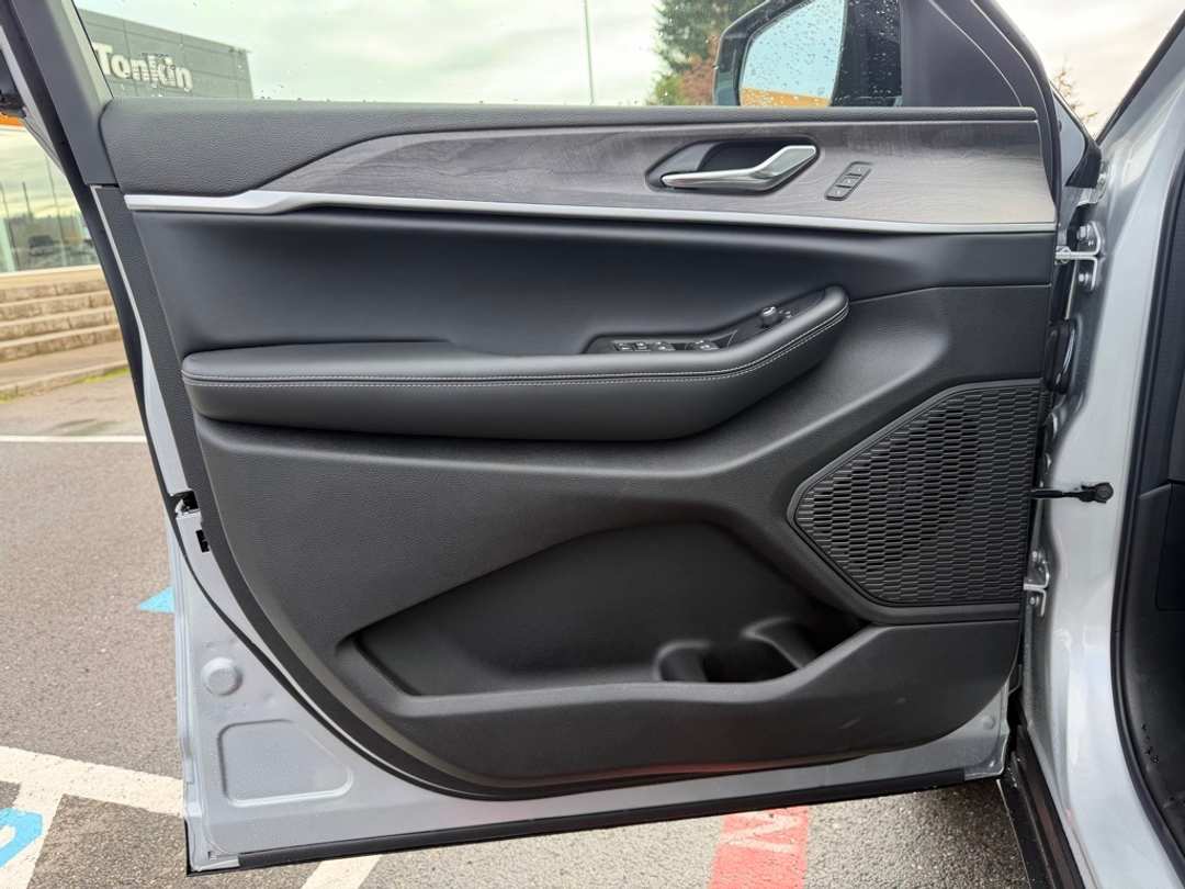 2025 Jeep Grand Cherokee L Limited - Image 12