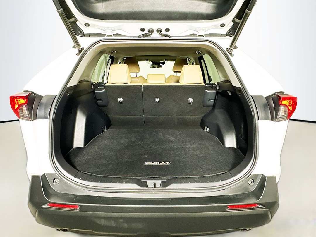 2020 Toyota Rav4 XLE Premium - Image 28