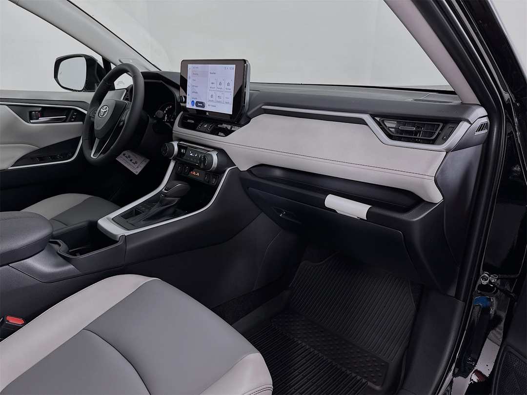 2025 Toyota Rav4 XLE Premium - Image 31