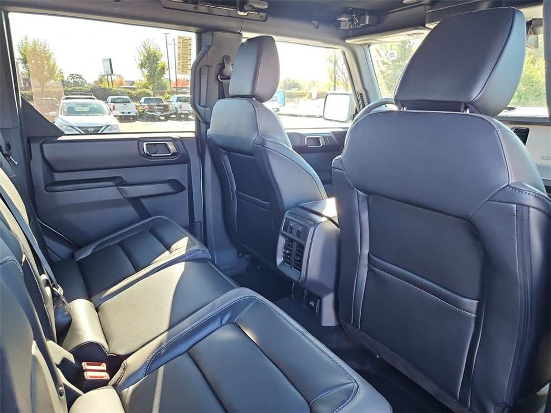 2025 Ford Bronco Outer Banks - Image 31