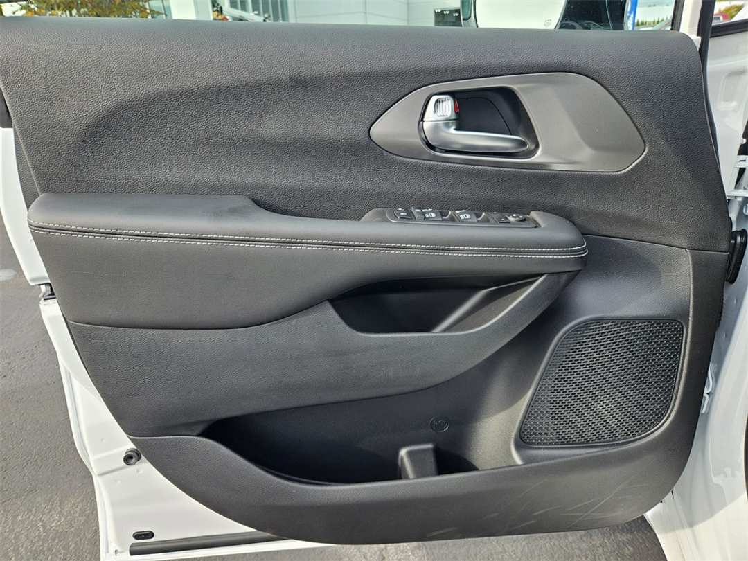 2026 Chrysler Voyager LX - Image 10
