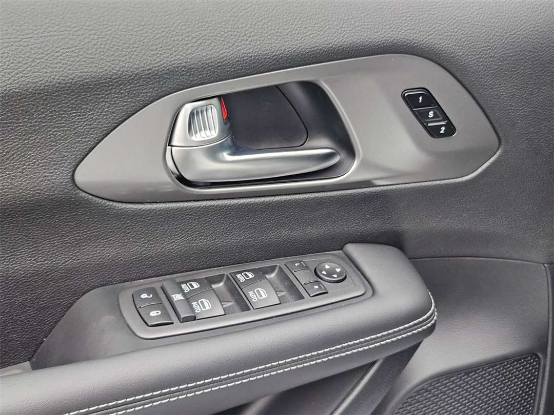 2026 Chrysler Pacifica Select - Image 11
